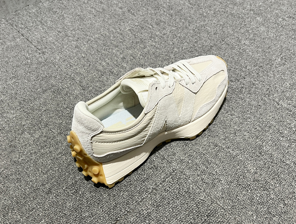 신발 화이트 색상 이미지-S14L3